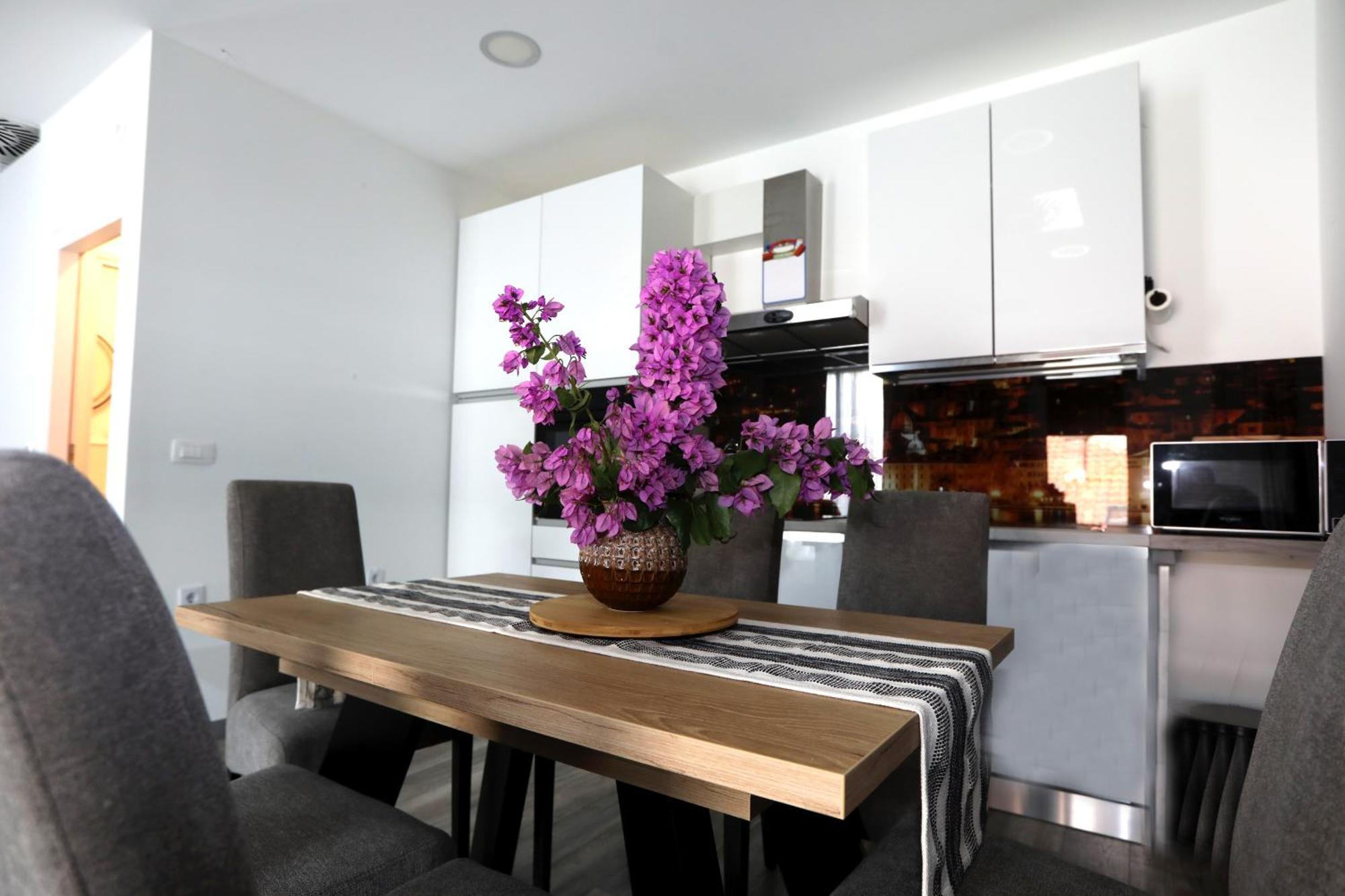 Apartment D R *